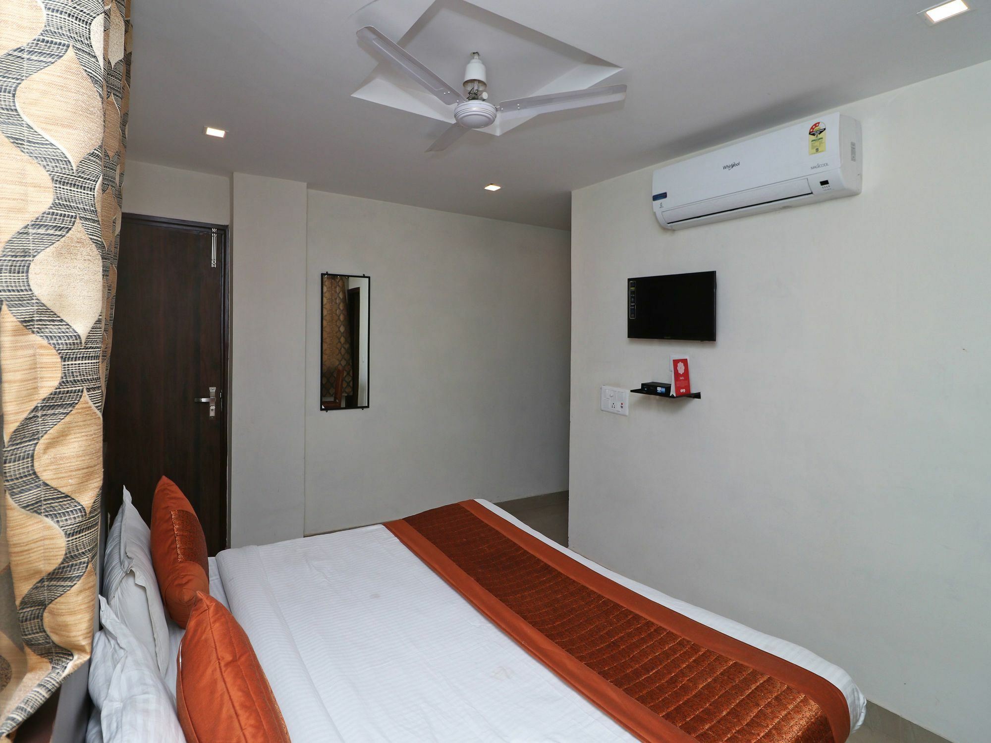 Oyo 13301 Mayesha Residency Hotel 3*