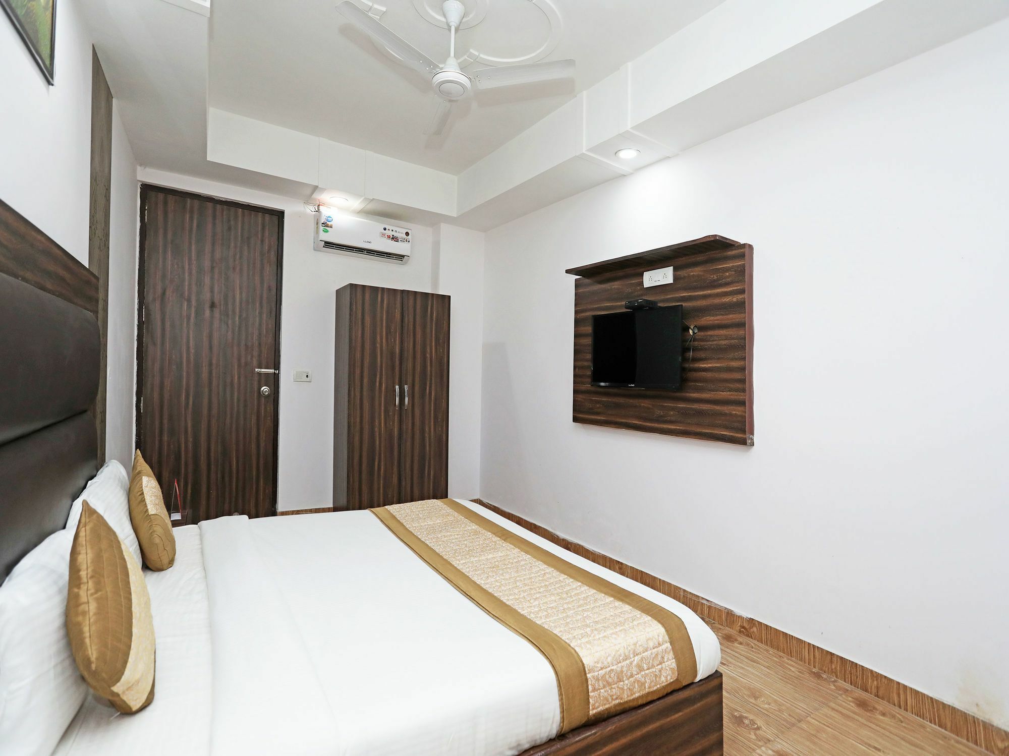 Oyo 10795 Rs Residency 2*