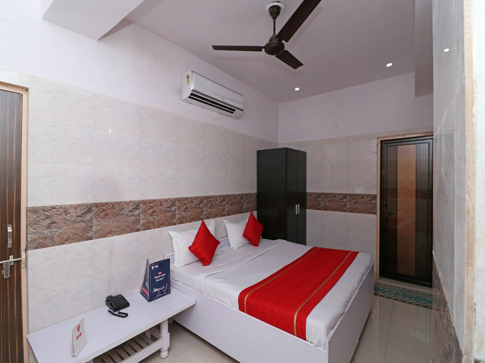 Oyo New Capital Near M2k Cinemas Rohini 3*