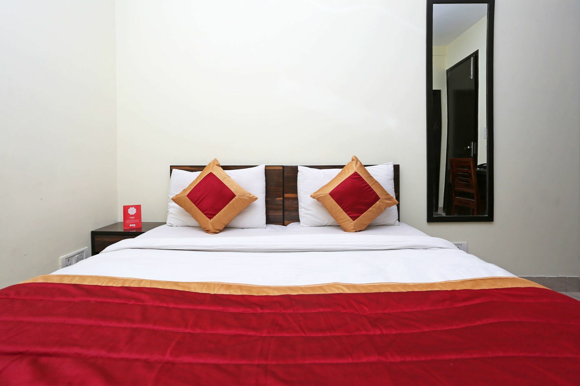 Oyo 4930 Em Residency Hotel
