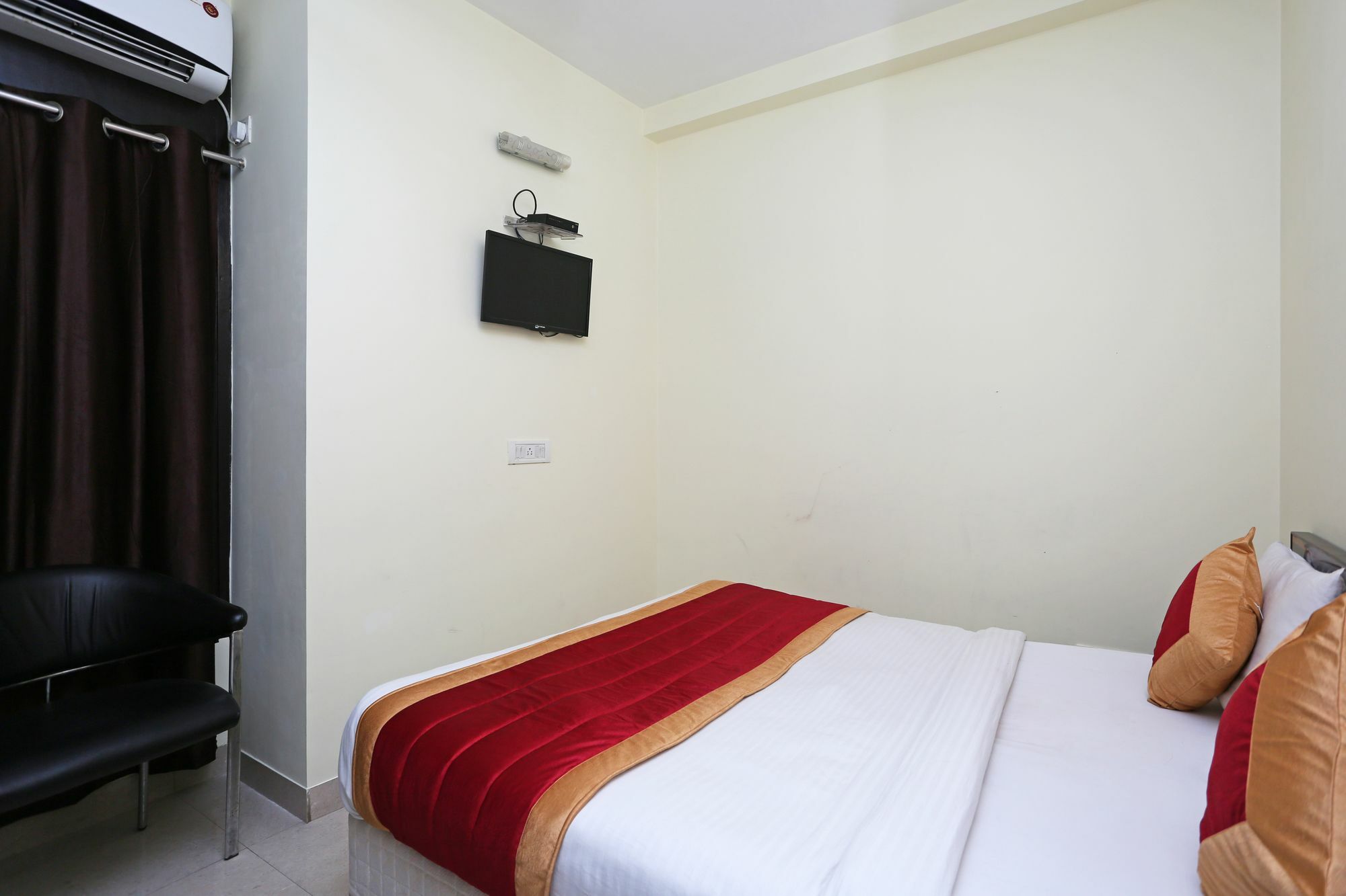 Hotel Oyo 4930 Em Residency