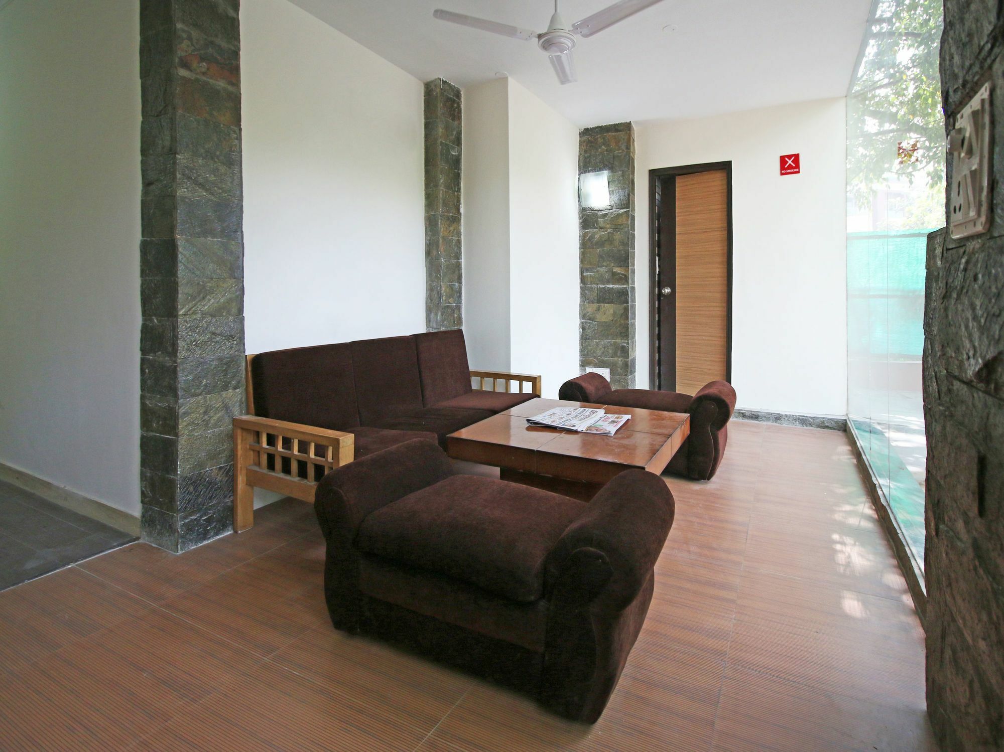 Oyo South Plaza Near Lotus Temple Hotel 3*