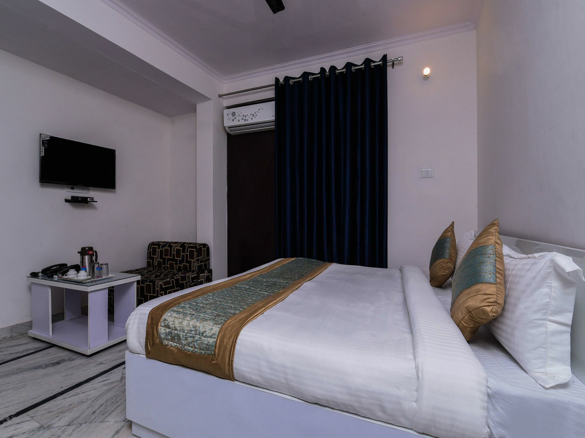 Hotel Oyo 15624 Golden Plaza New Delhi