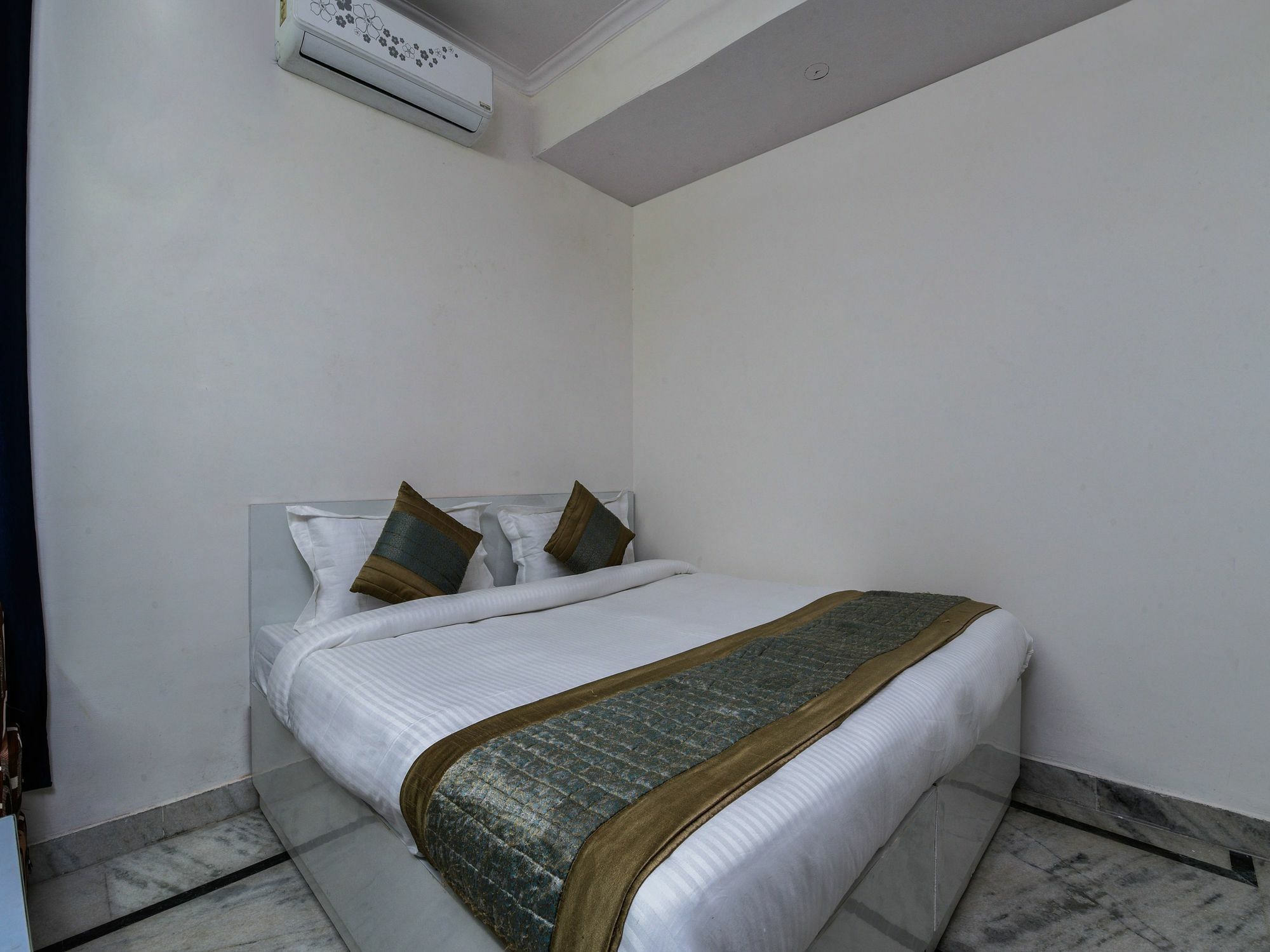 Oyo 15624 Golden Plaza 3*