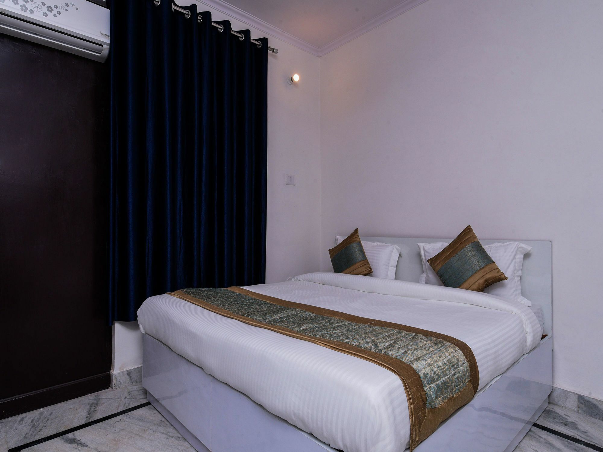 Oyo 15624 Golden Plaza New Delhi