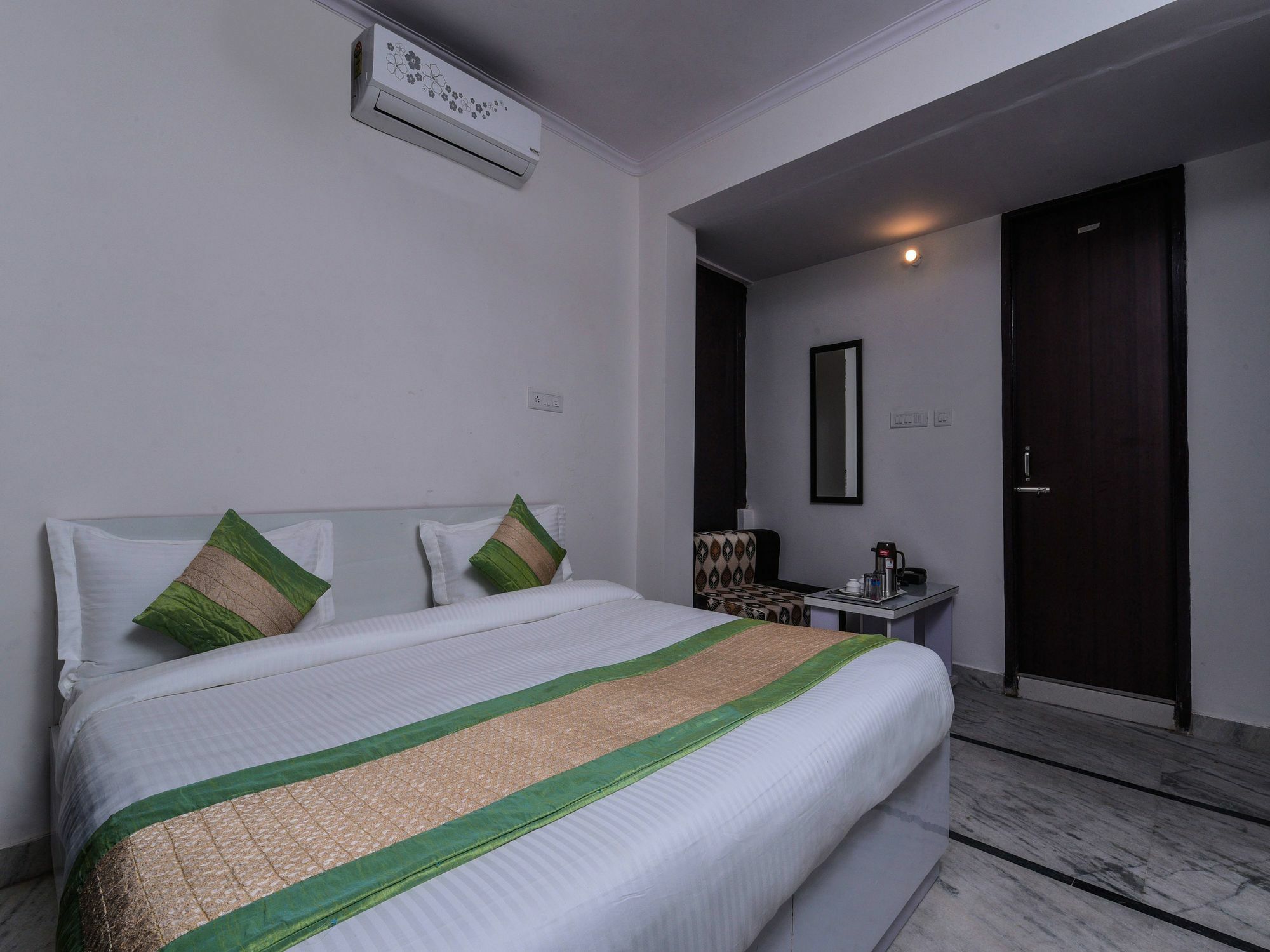 Oyo 15624 Golden Plaza New Delhi