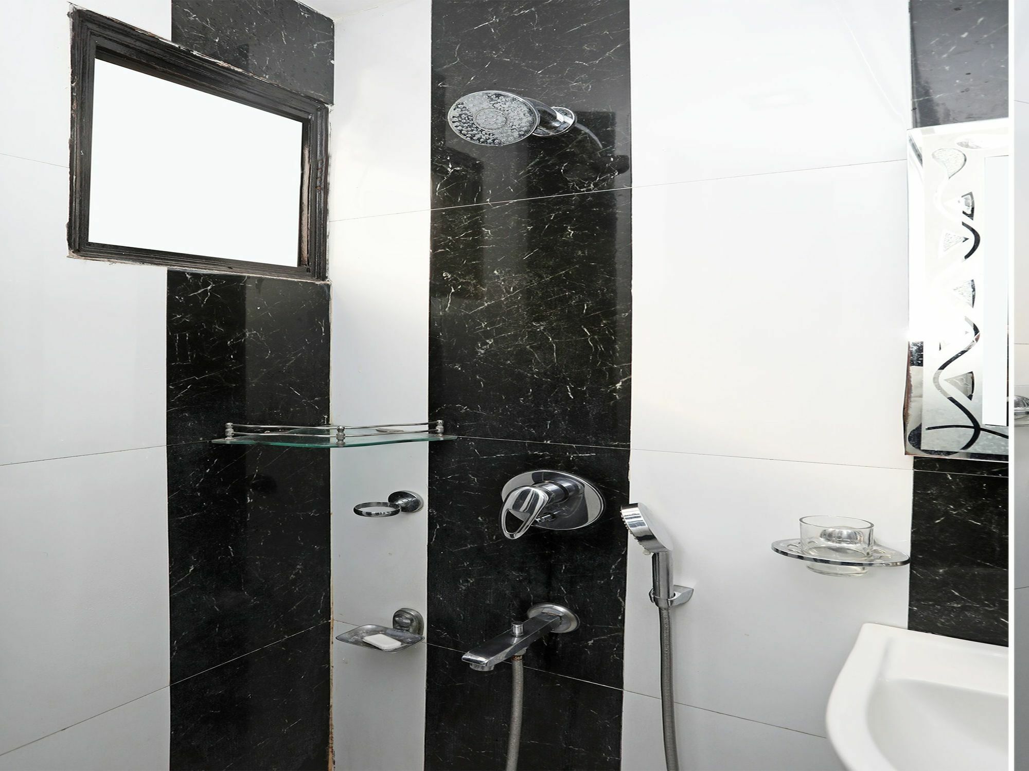 Hotel Oyo 10937 Balsons Continental