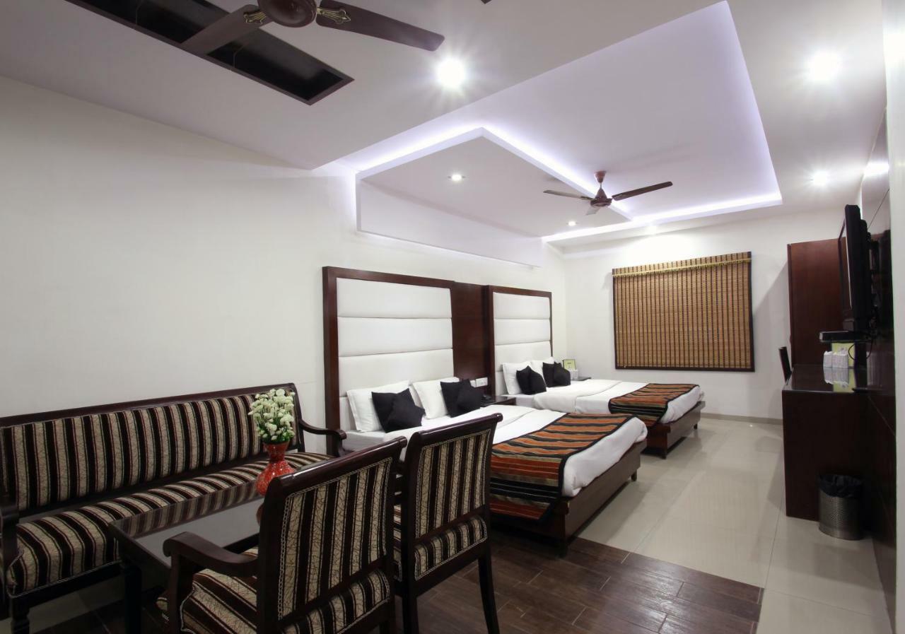 Mohan International 3*