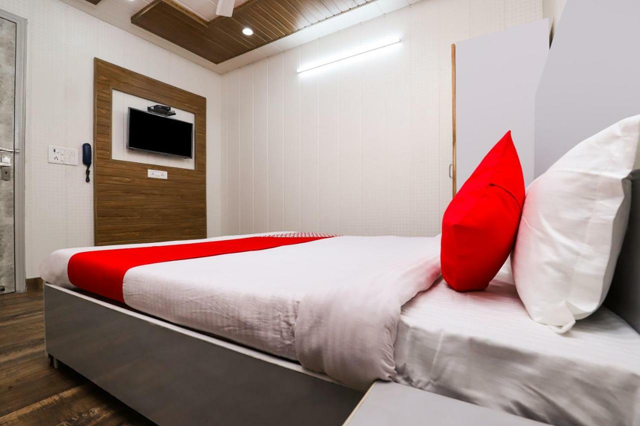 Oyo 26995 Sg Palace Hotel