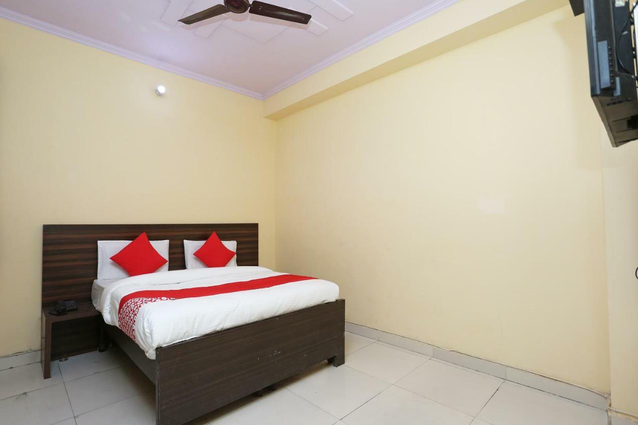 Oyo 37262 Akash New Delhi