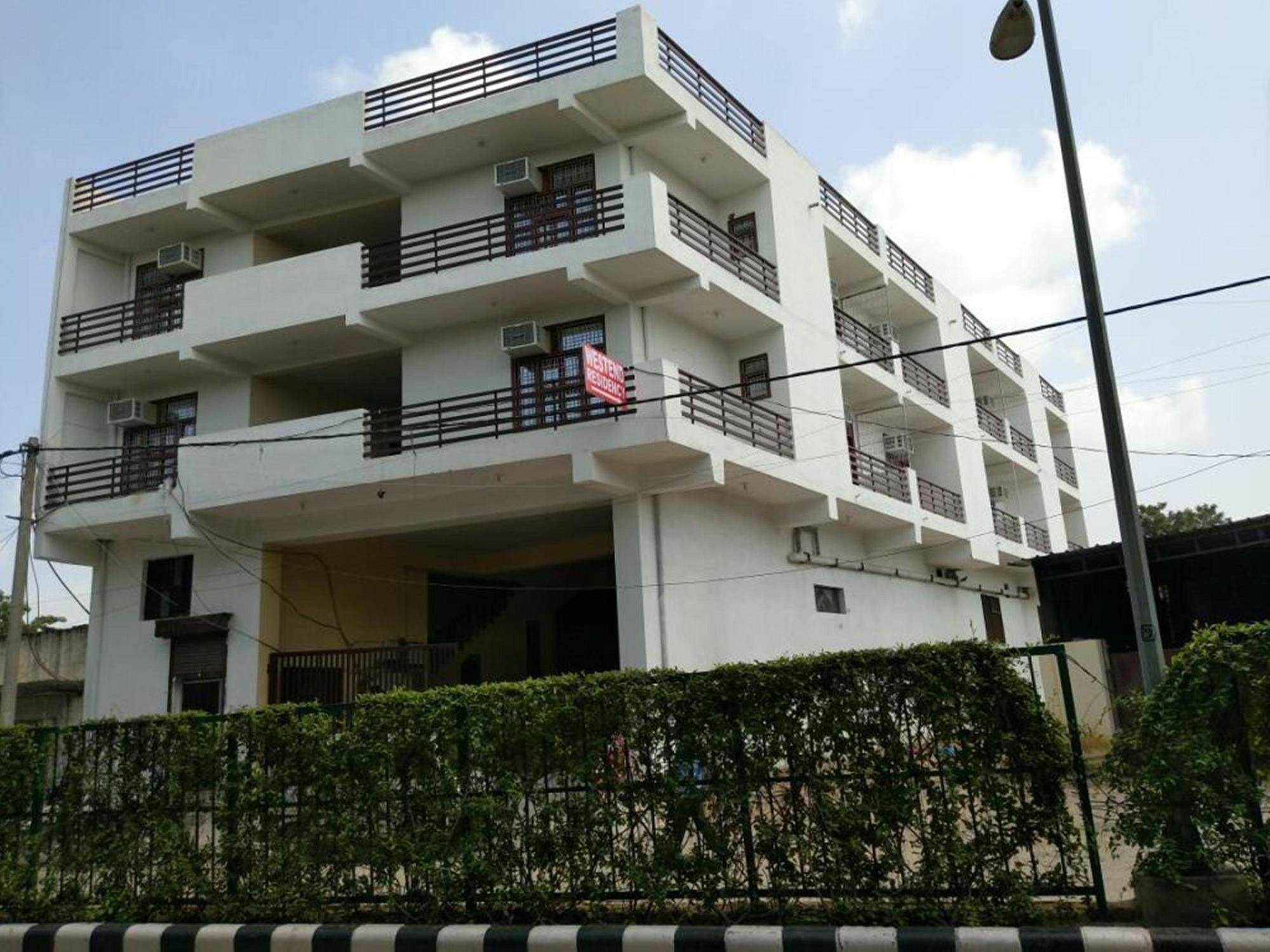 Oyo 13107 Westend Residency New Delhi
