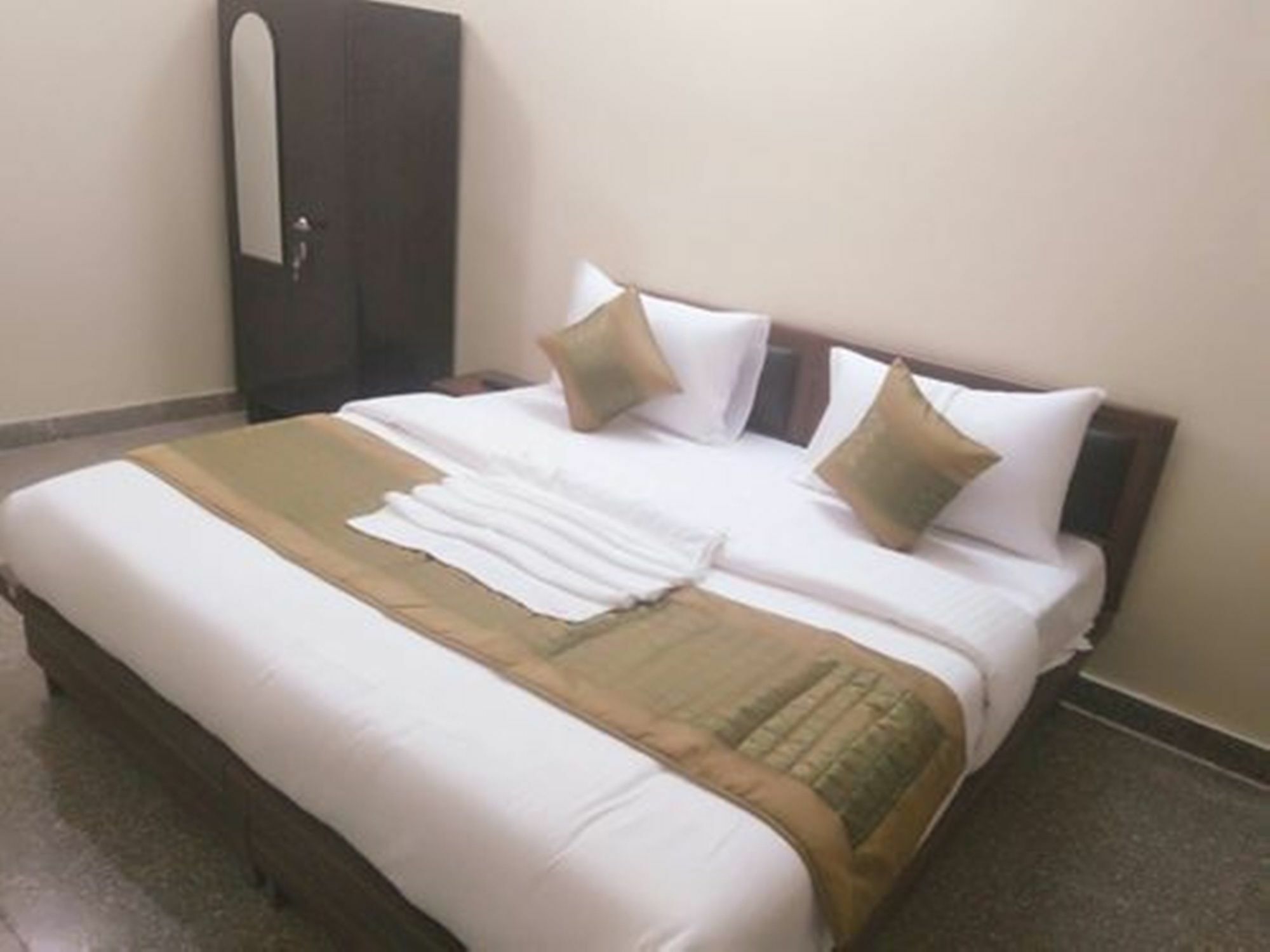 Hotel Oyo 13107 Westend Residency New Delhi