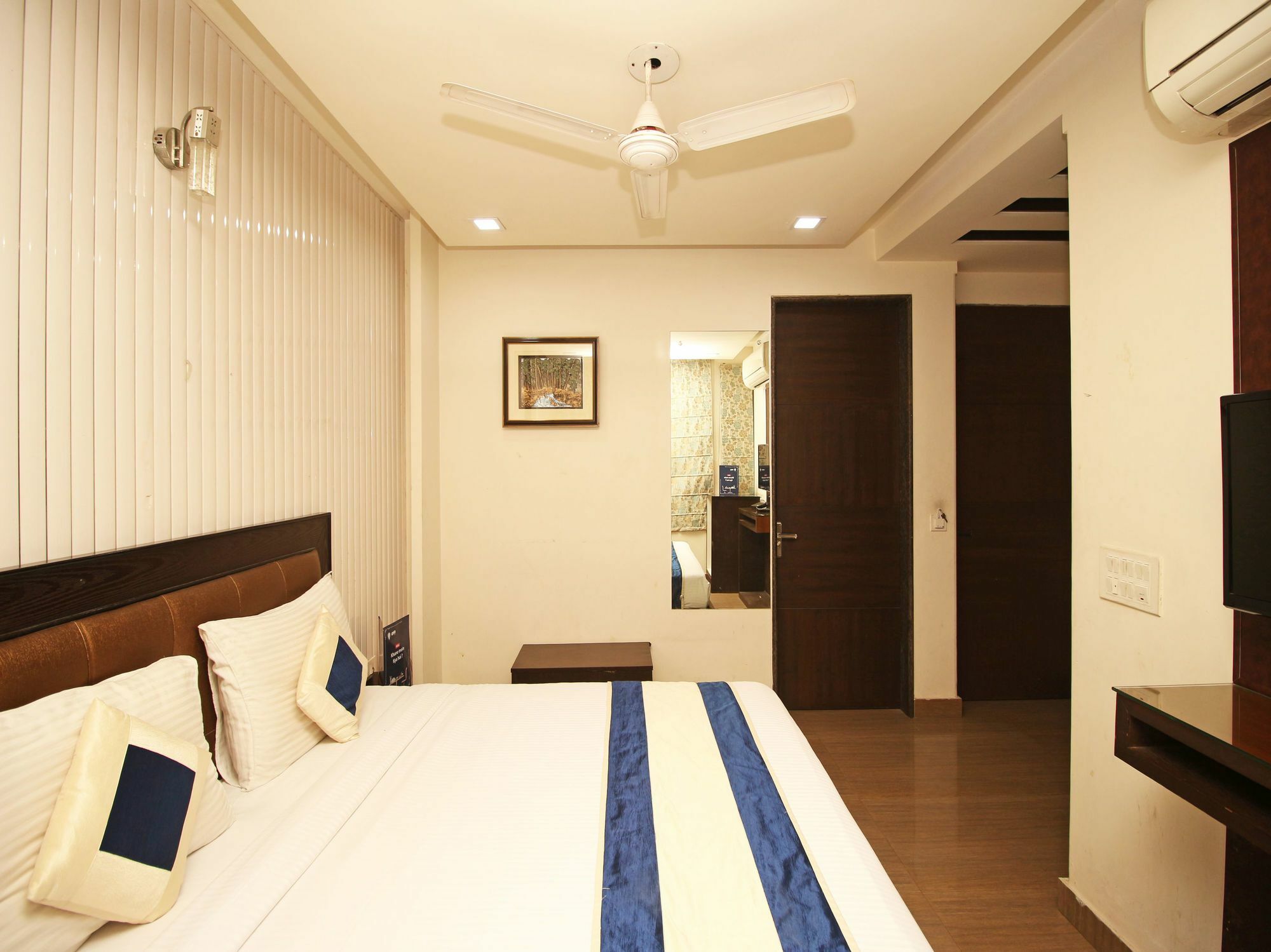 Hotel Fabhotel Rs Gera - Nr Nehru Place Market