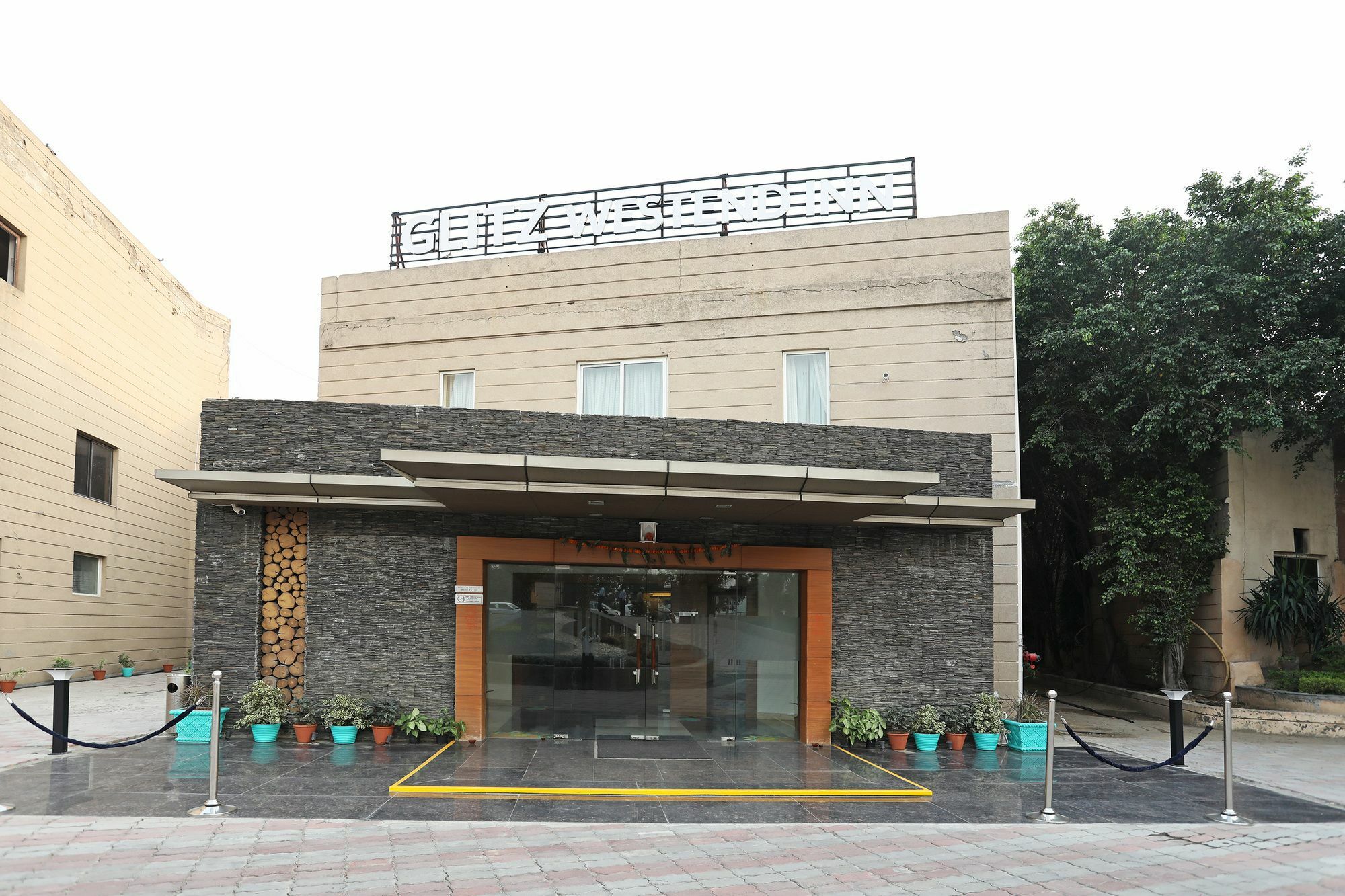 Oyo 9771 Glitz Westend Hotel