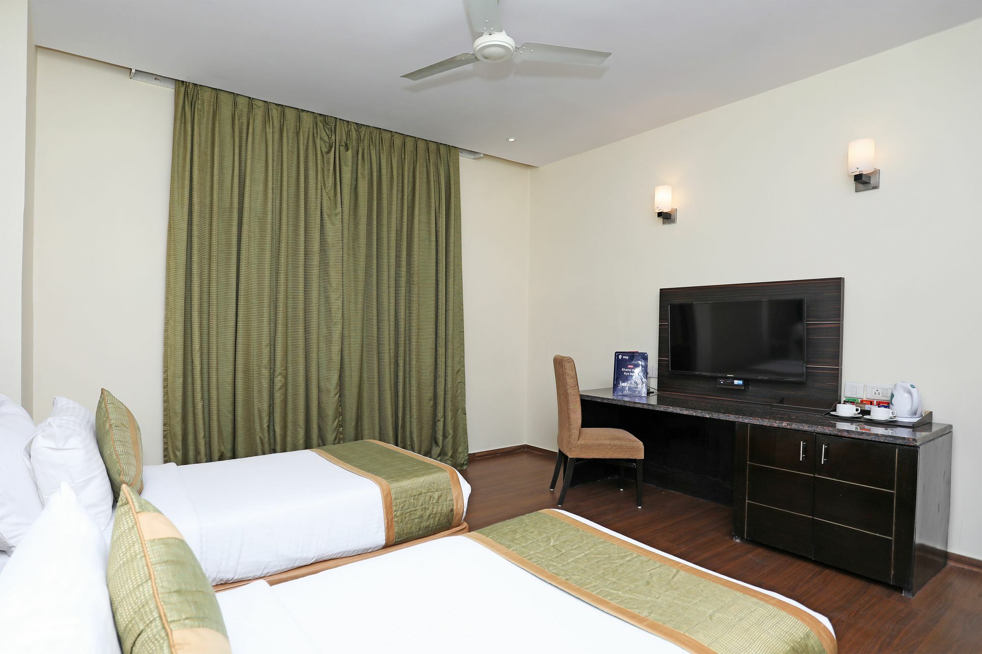 Hotel Oyo 9771 Glitz Westend 3*
