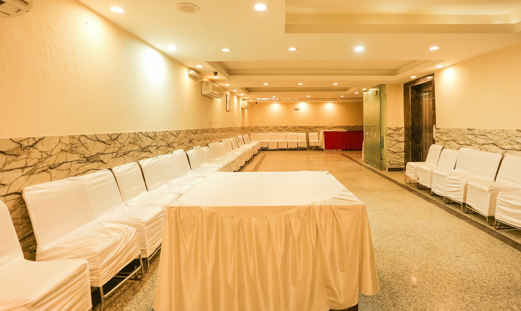 Hotel Treebo Balsons International 3*