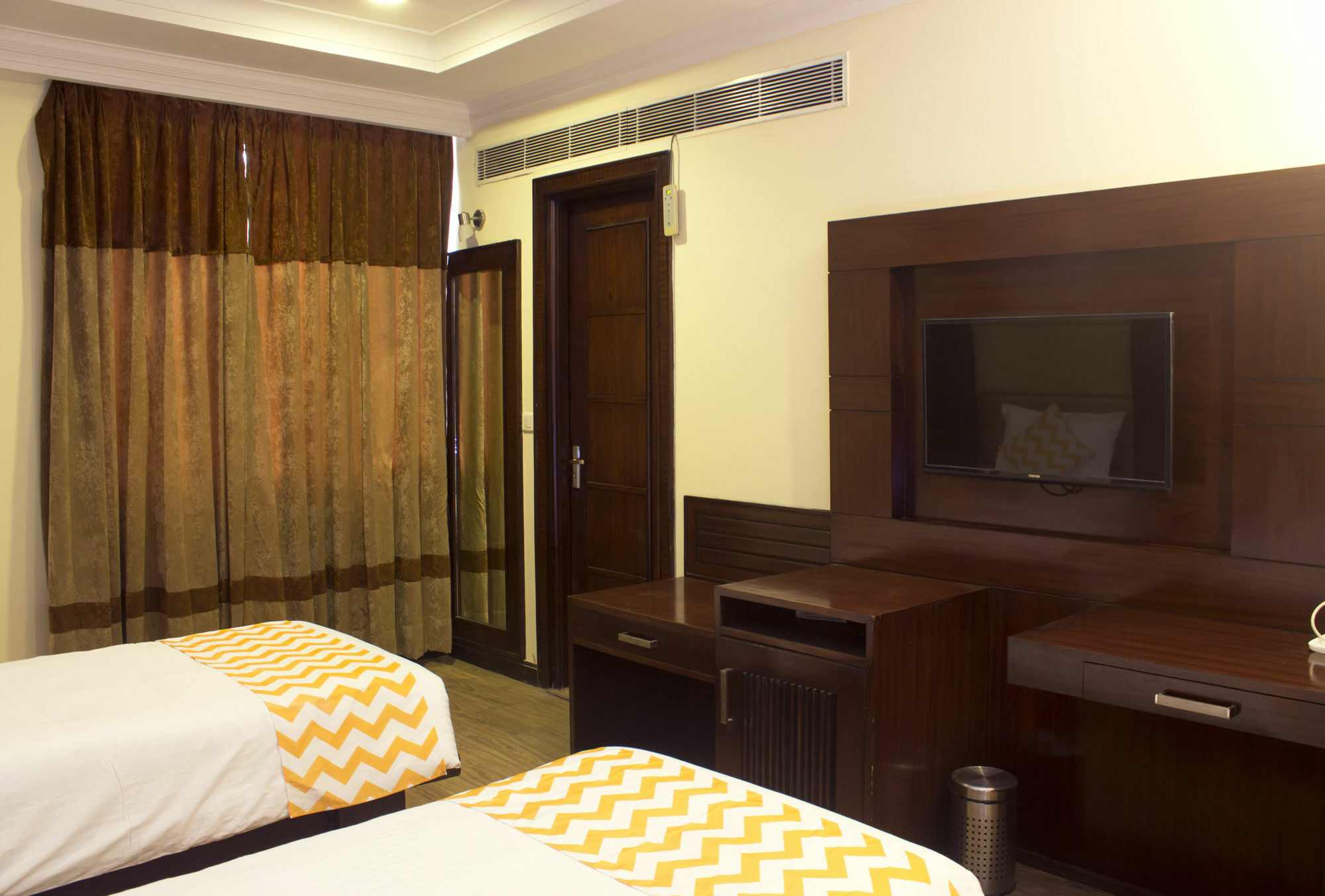 Oyo 12532 Broadway Hotel
