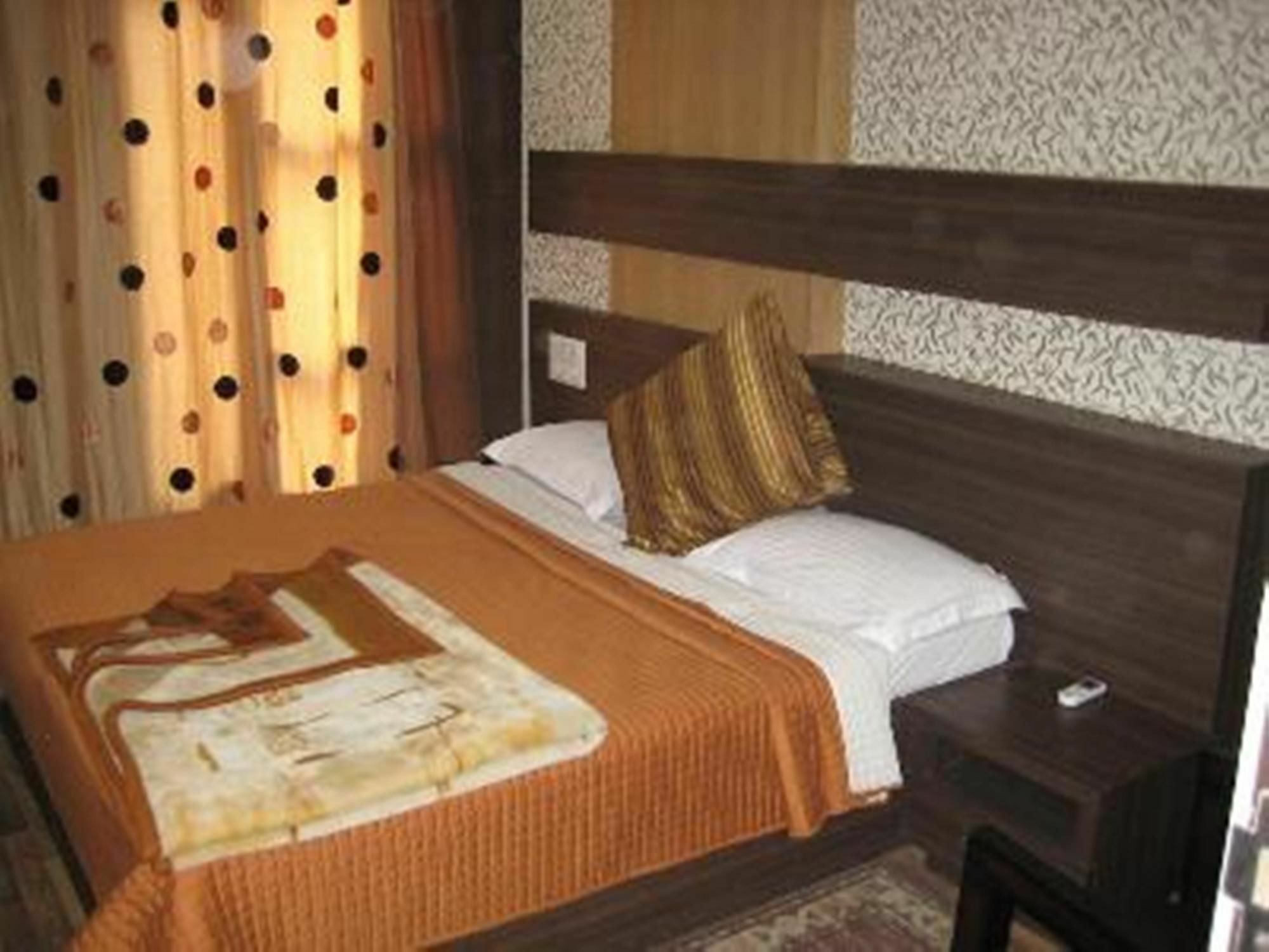 Zuzu Hemkunt Hotel New Delhi