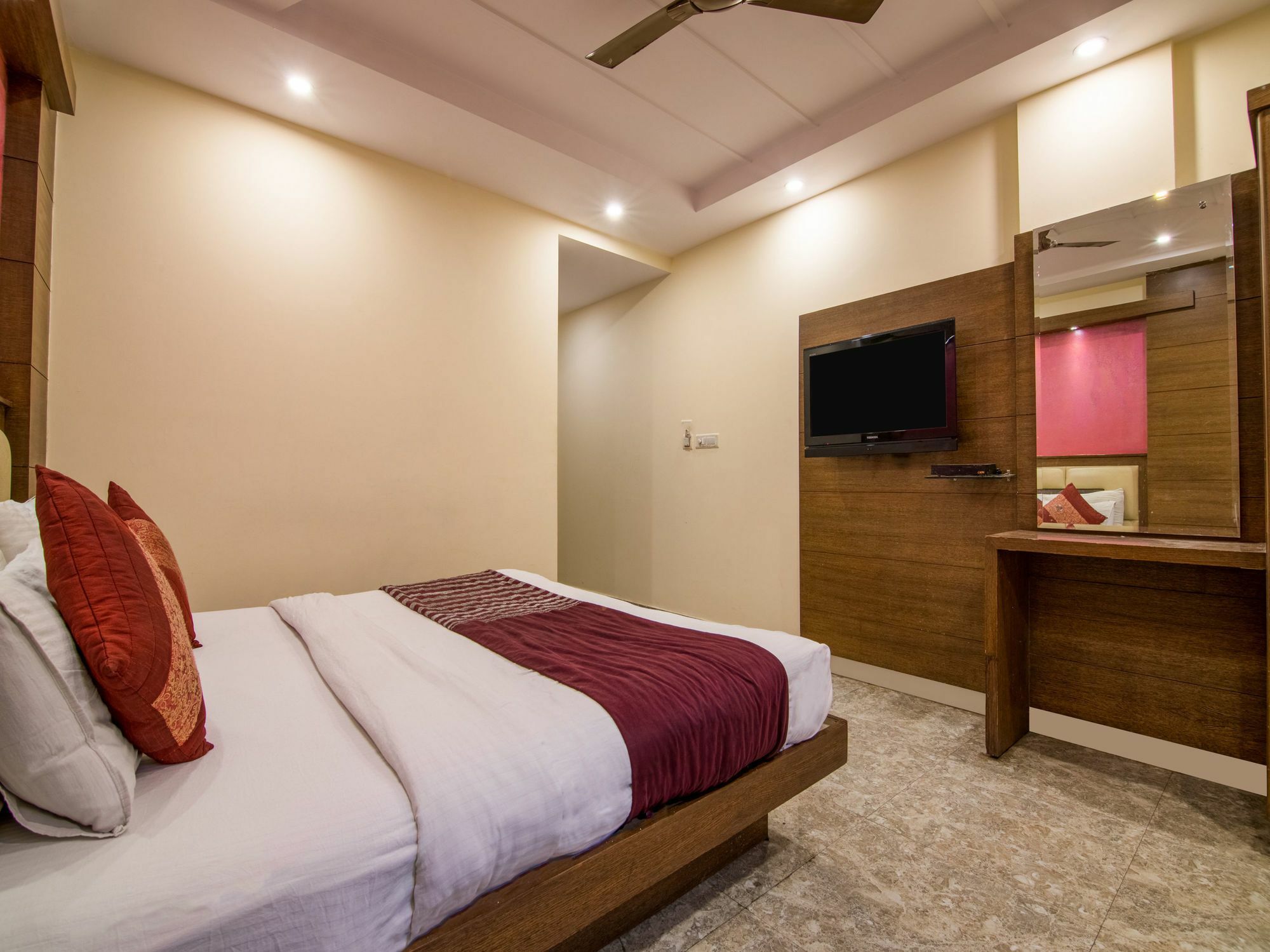Hotel Oyo 1912 Dada New Delhi