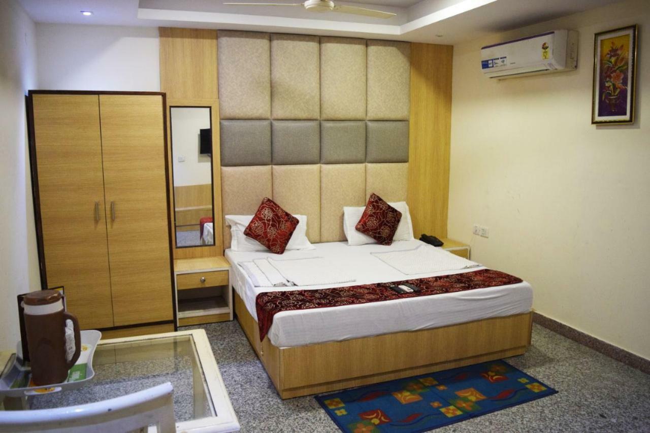 Airport The Paramont Hotel New Delhi