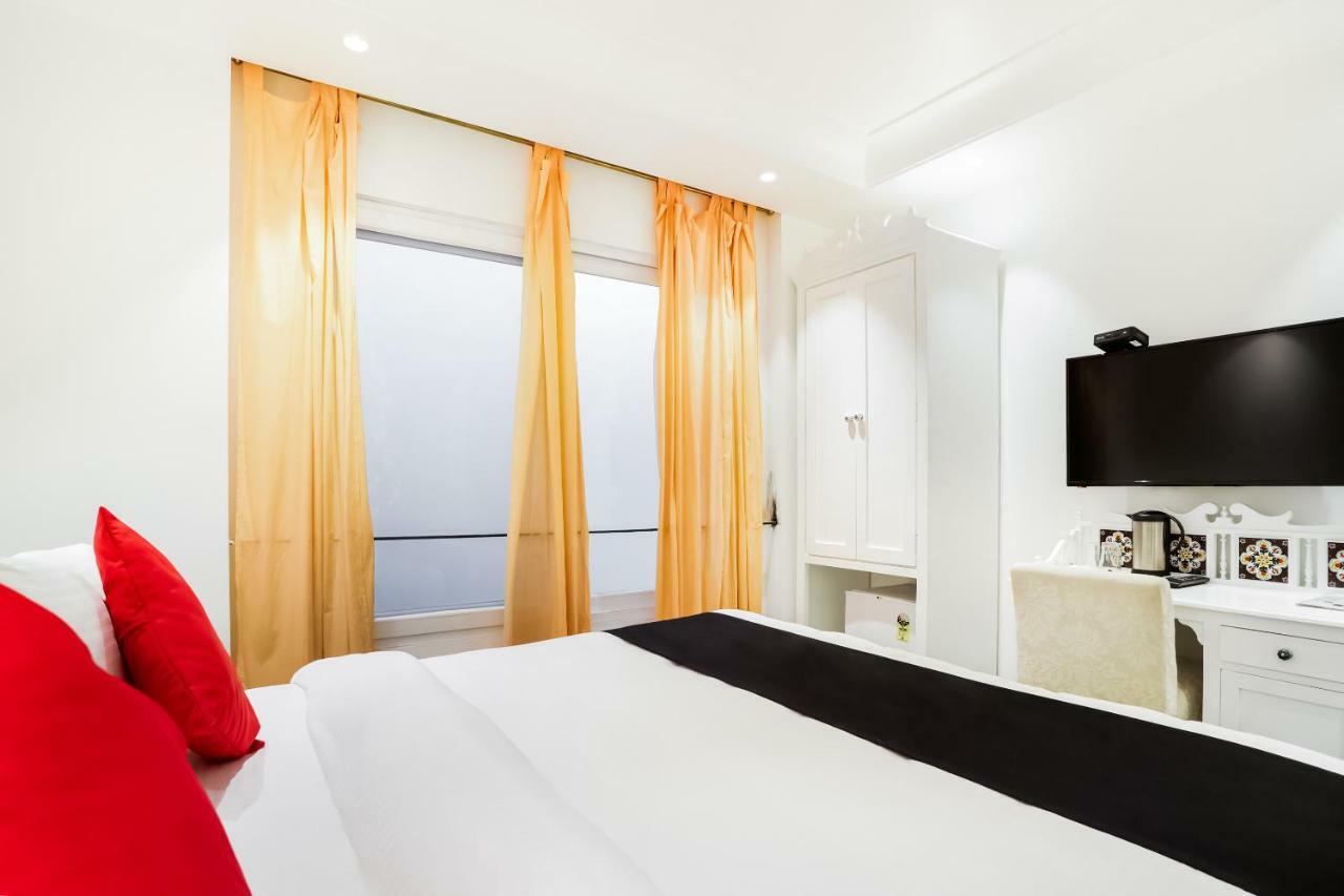 Capital O 46981 Pinky 3* New Delhi
