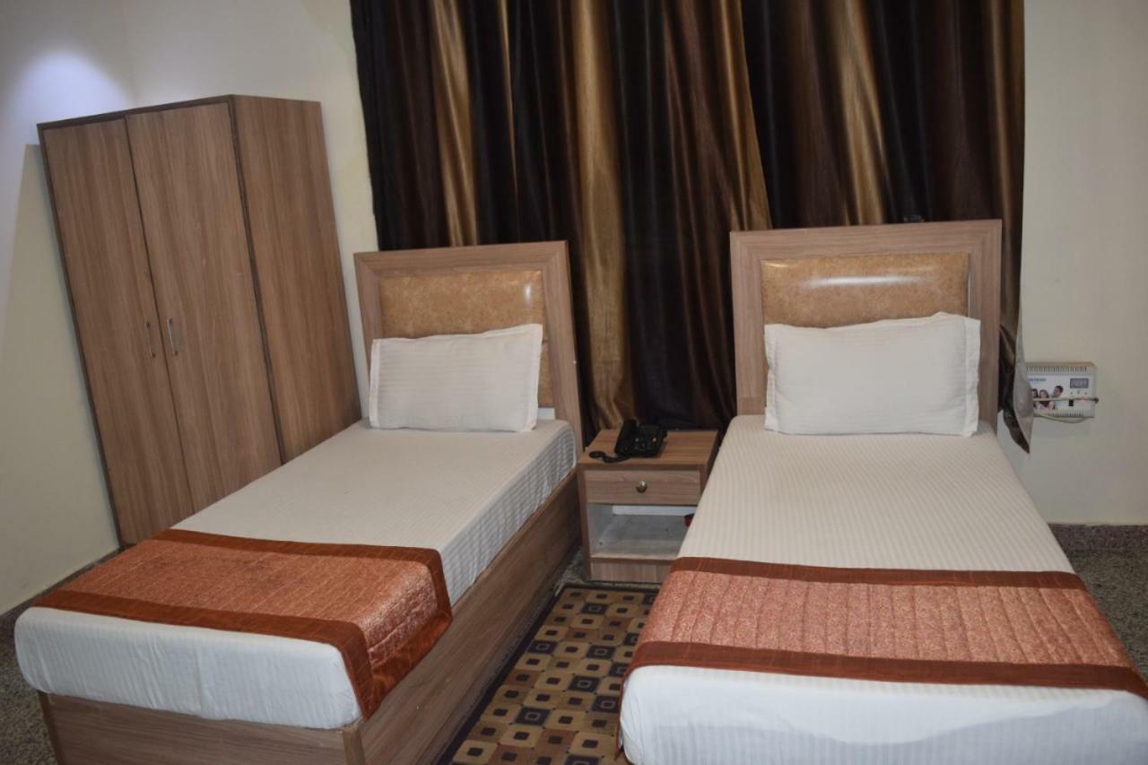 Airport The Paramont Hotel New Delhi