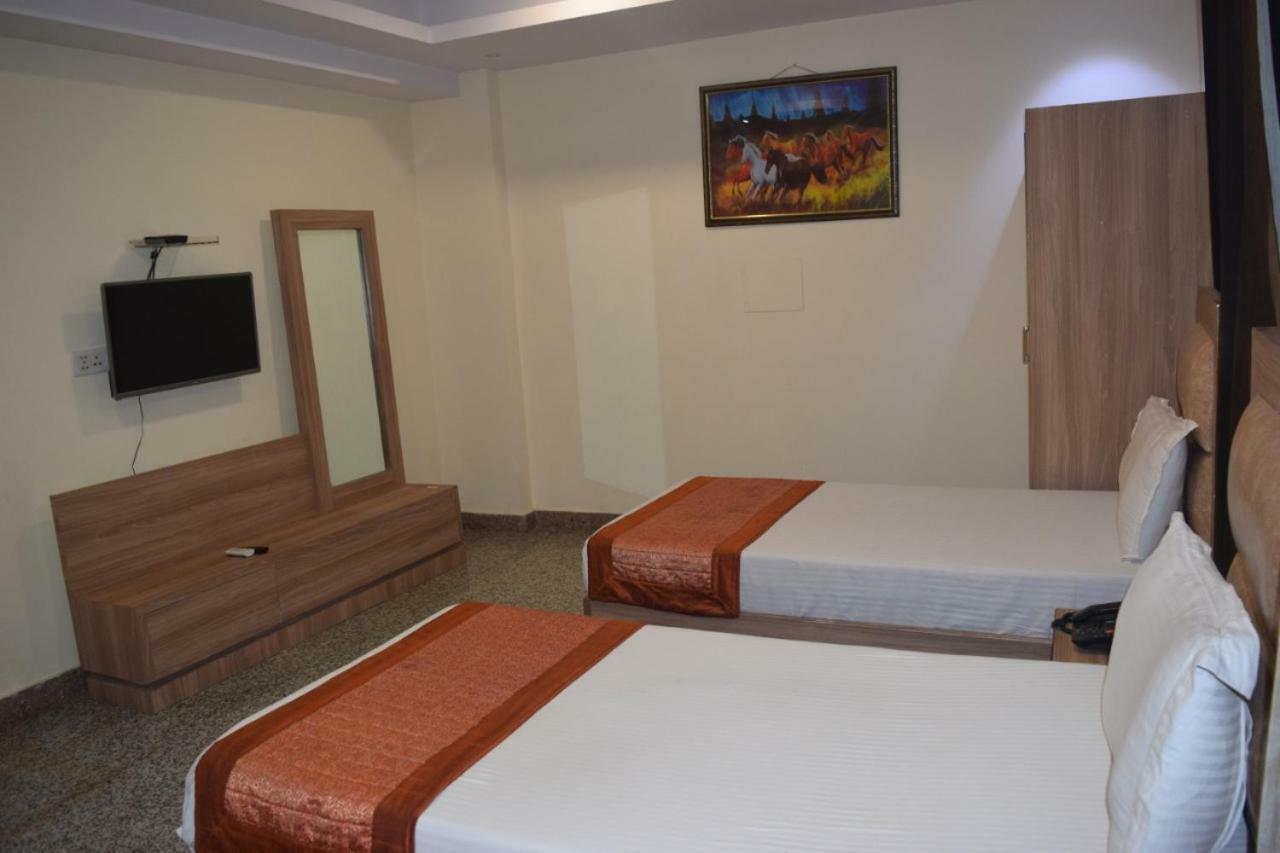 Airport The Paramont Hotel