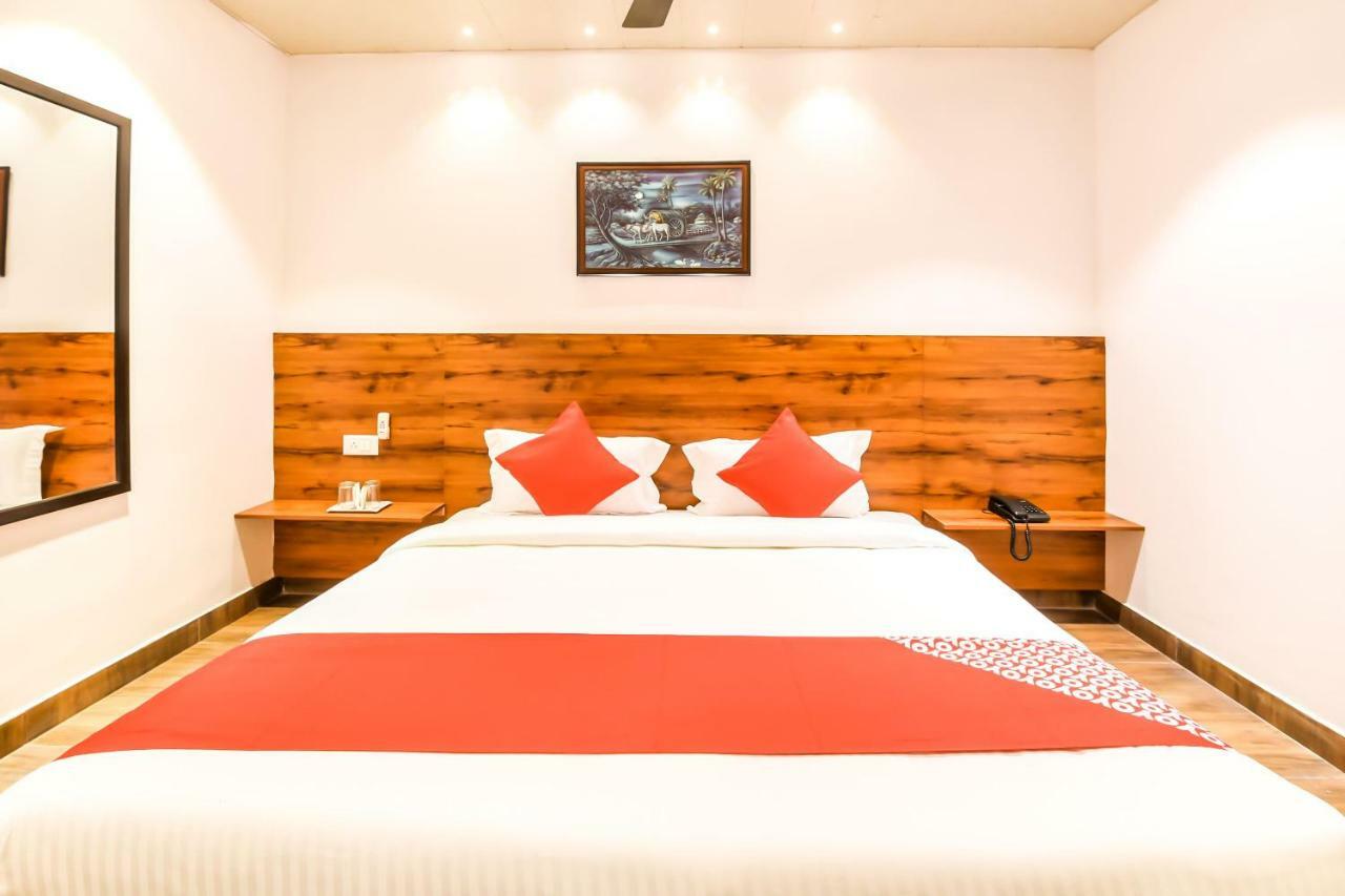Capital O 19133 Oak Tree Hotel 3*