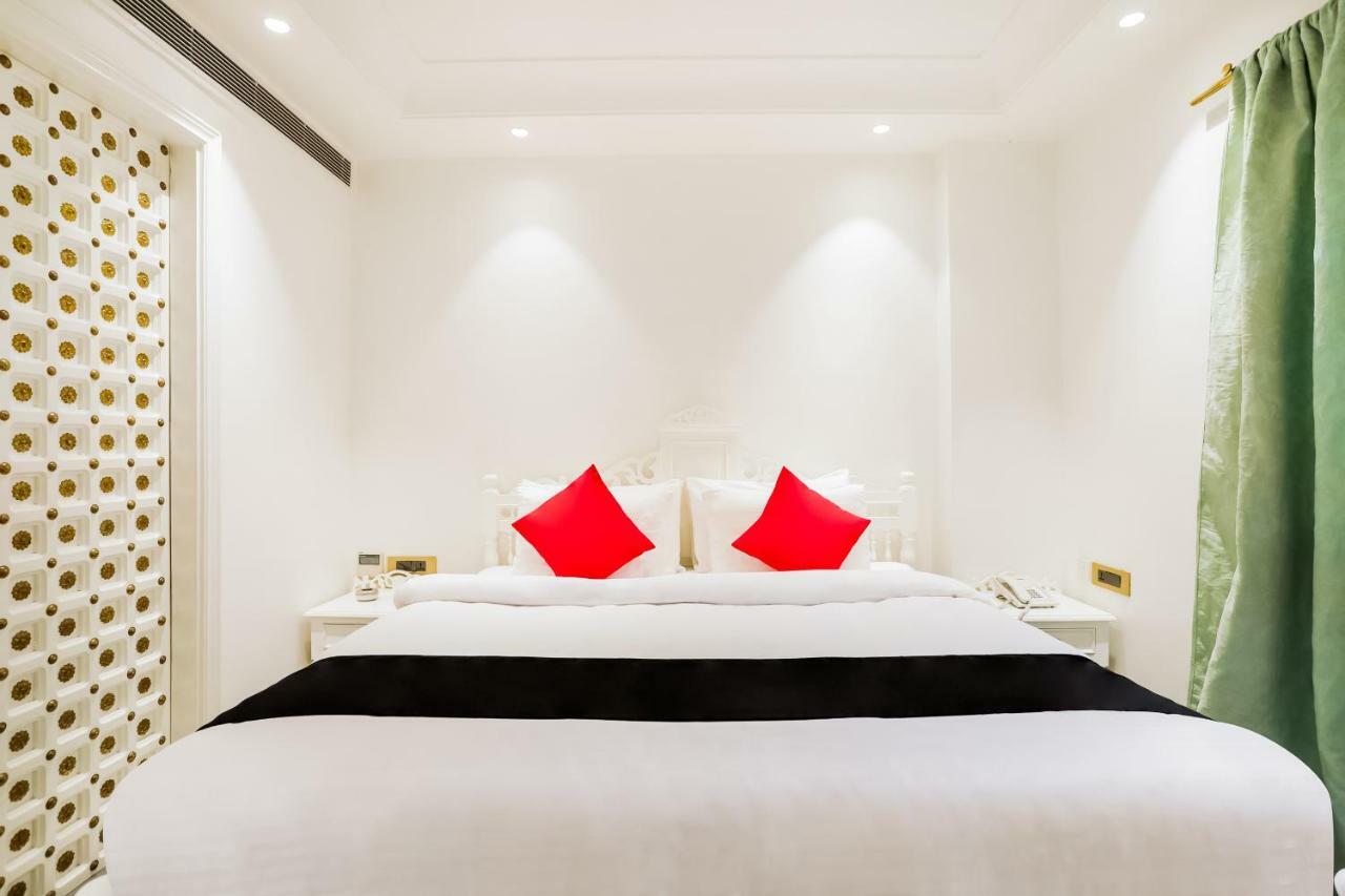 Capital O 46981 Pinky 3* New Delhi