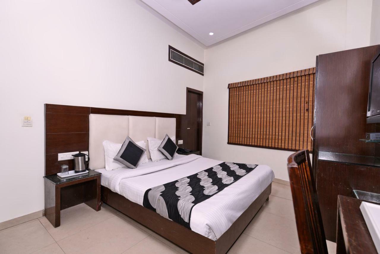 Mohan International 3*