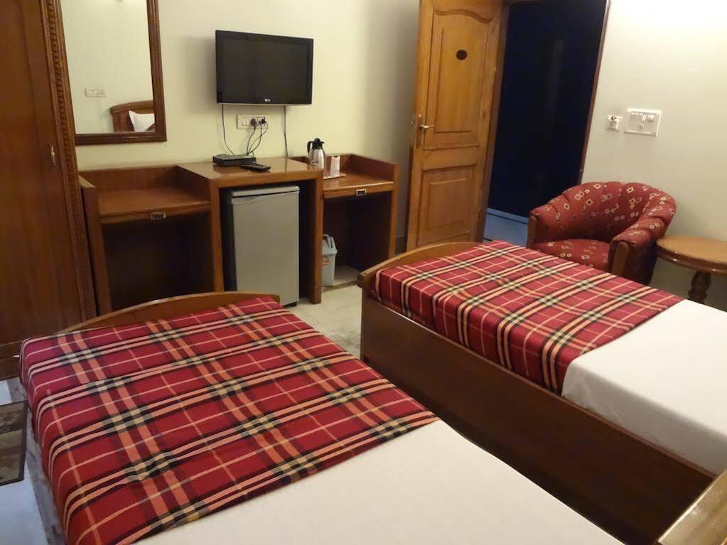 Pablas International, New Delhi, Near Metro Hotel 3*