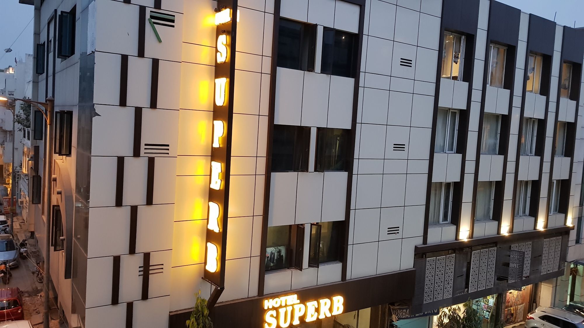 Superb 5 Mins Walk From Station New Delhi
