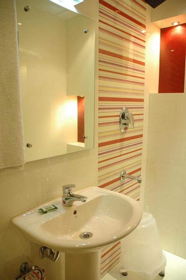 Chanchal Continental # Near To New Delhi Station # Family Hotel # Customer'S Choice Hotel # Tourist Places Nearby - Red Fort, Jama Masjid, India Gate Hotel 3*