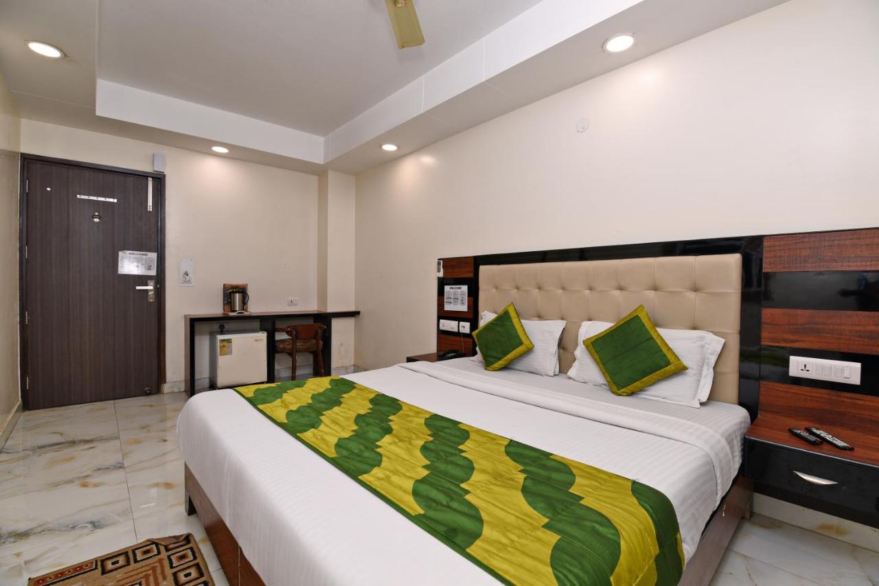 Hotel Emporio Near Railway Station 3*