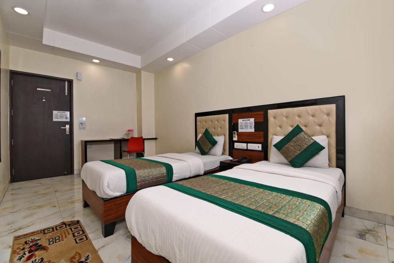 Hotel Emporio Near Railway Station 3*