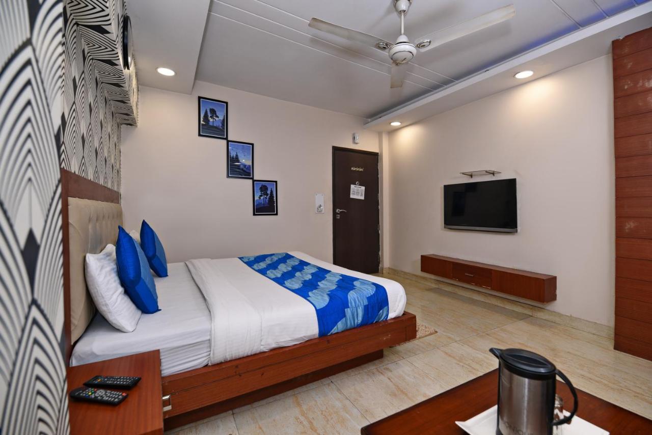 Hotel Emporio Near Railway Station 3*