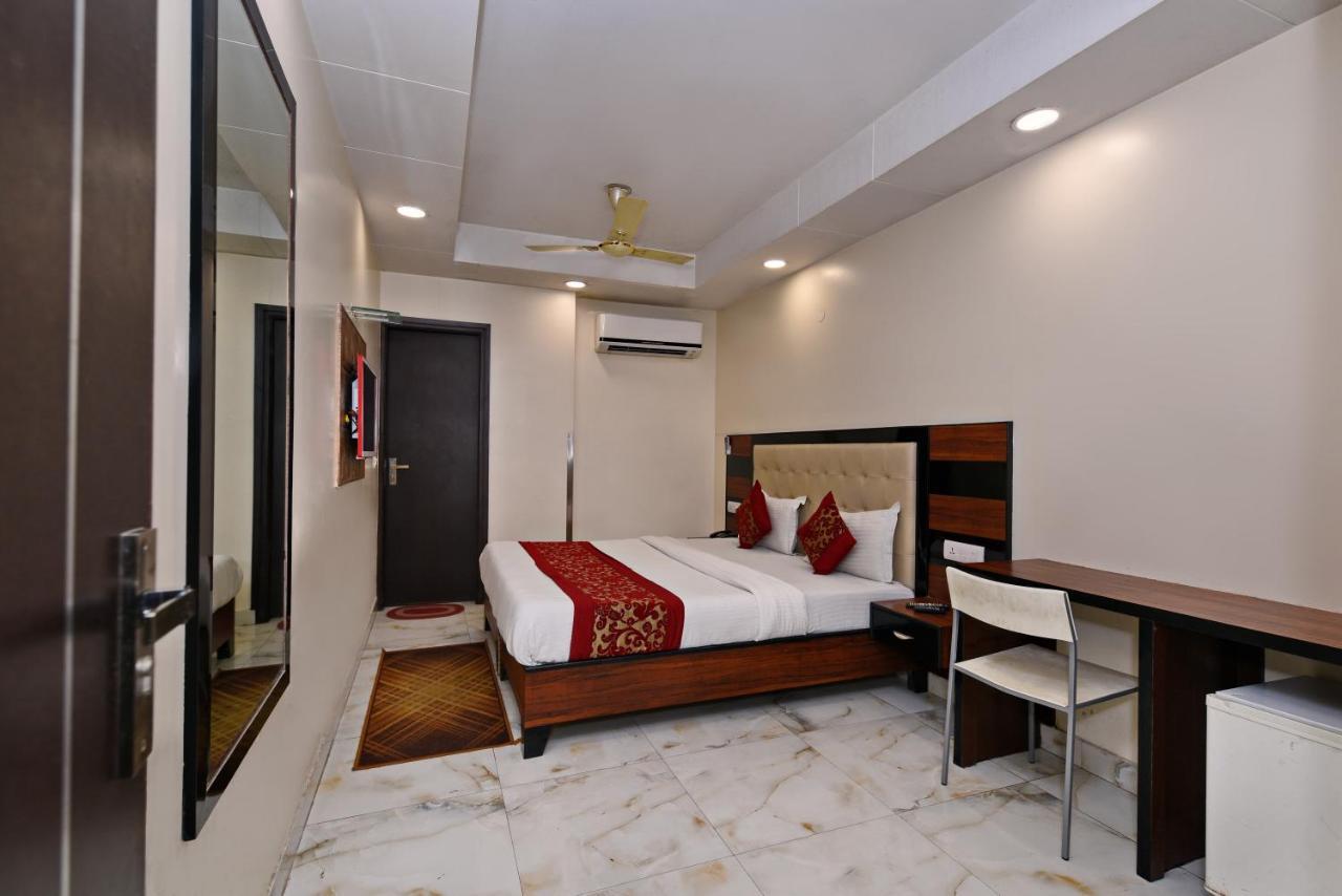 Emporio Near Railway Station 3*