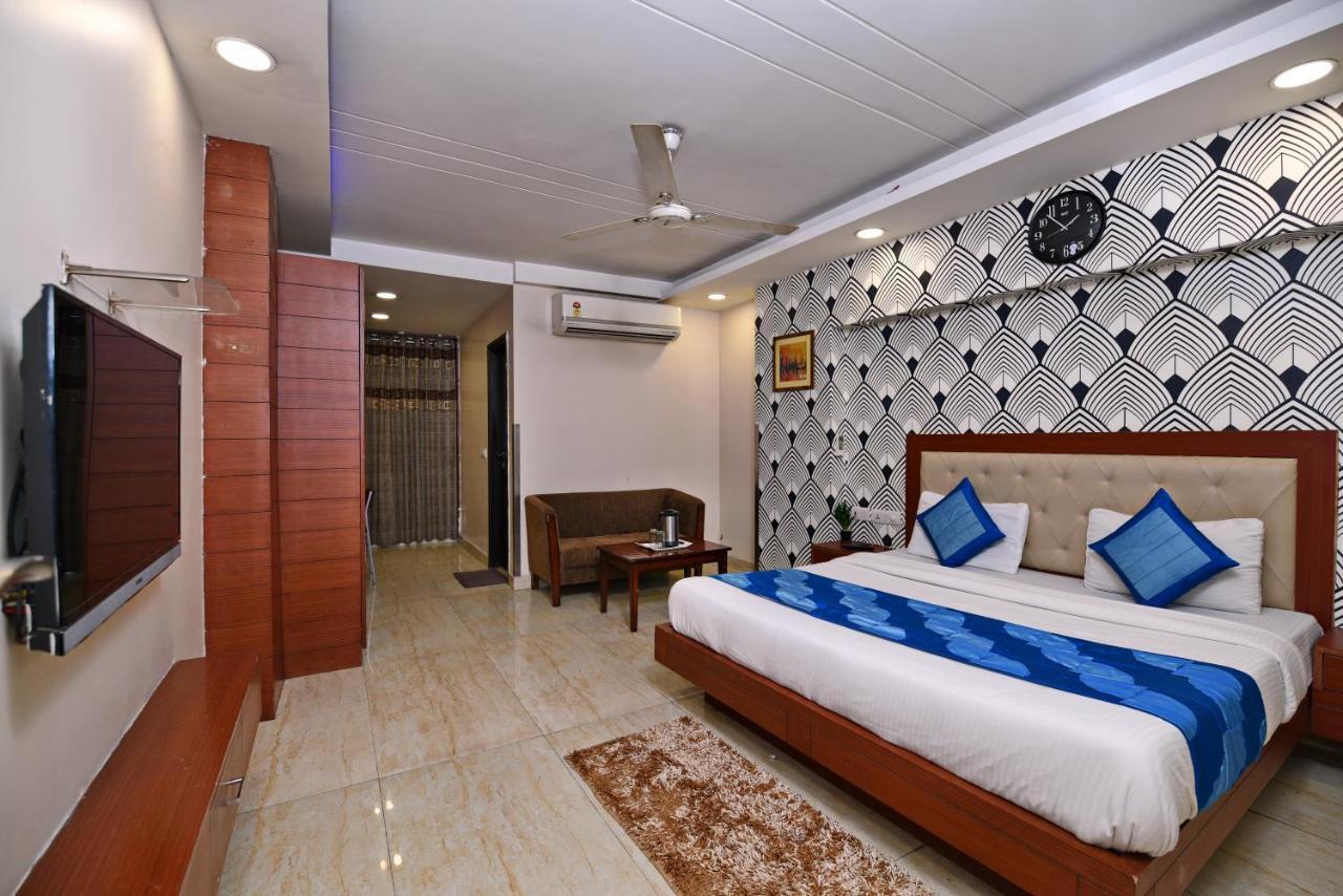 Hotel Emporio Near Railway Station 3*