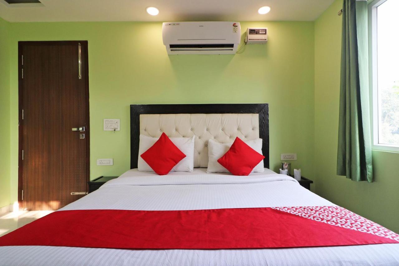 Hotel Oyo Mannat Residency Near Rohini Sector 18 Metro Station