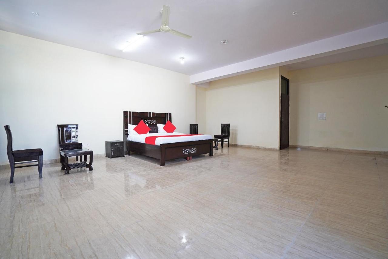 Oyo 46744 Yash Hotel 3*