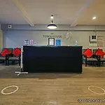 Oyo Townhouse 117 Punjabi Bagh Near Tdi Mall