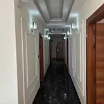 Oyo Hotel Luxury Retreat