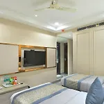Hotel Sapphire House - 3 Mins Walk From Metro And 5 Mins From Rail Station