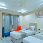 Hotel Sapphire House - 3 Mins Walk From Metro And 5 Mins From Rail Station