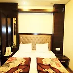 Hotel Chander Palace