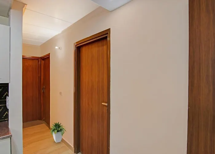 Hotel O King Stay Near Tdi Mall