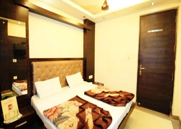 Hotel Chander Palace