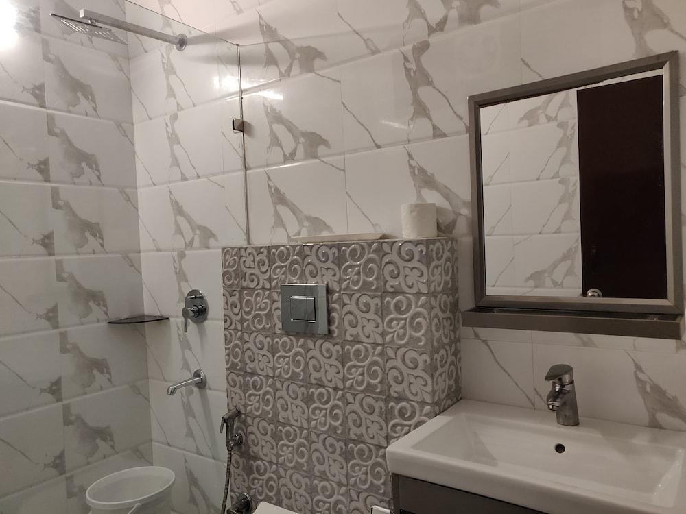 Hotel Treebo Paras International 3*