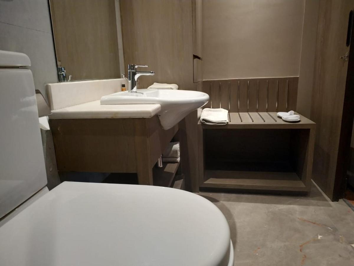 The Corus 3* New Delhi