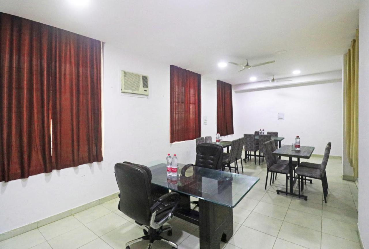 Hotel Ashoka Palace Near Igi Airport 4*